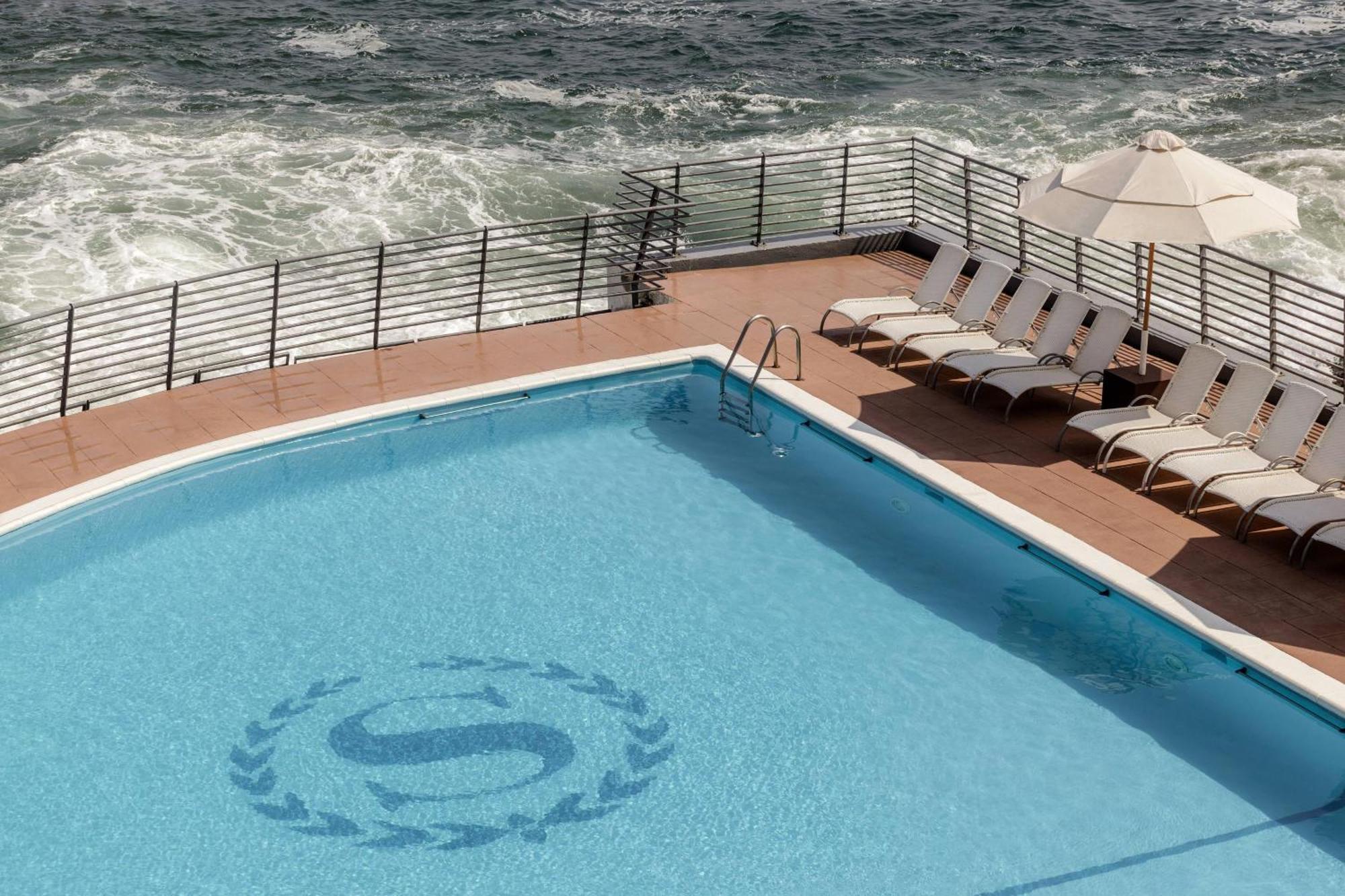 Sheraton Miramar Hotel & Convention Center Vina del Mar Exterior foto The pool on the top deck of the ship